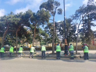 Yazın gəlişi ilə Suraxanı rayonunun bütün qəsəbələrində Rayon Mənzil-Kommunal Təsərrüfatı Birliyi tərəfindən davamlı şəkildə aparılan abadlıq, təmizlik, yaşıllıq sahələrinin suvarılması, təmir və bərpa işləri həyata keçirilməkdədir. Rayon ərazisindəki parklarda, məhəllələr arası istirahət sahələrində eləcə də magistral yolların kənarlarında təmizlik işləri aparılır, küçələrdə səki kənarları, bordyur və işıq dirəkləri, məhəccərlər yuyularaq müxtəlif məişət, polietilen və digər tullantılar ərazidə