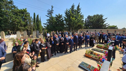 27 Sentyabr - Yeni Suraxanı qəsəbə qəbiristanlığındakı Şəhidlər Xiyabanında Şəhidlərin məzarı ziyarət olununaraq gül dəstələri düzülüb, onların əziz xatirəsi ehtiramla yad edilərək dualar oxunub