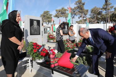 27 sentyabr - Anım Gün ilə əlaqədar Fəxri Xiyabanda Şəhidlərin məzarı ziyarət olunaraq gül dəstələri düzülüb, onların əziz xatirəsi ehtiramla yad edilərək dualar oxunub.