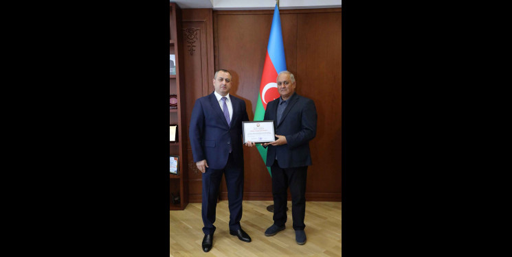 Suraxanı Rayon İcra Hakimiyyətinin başçısı Adil Əliyev Respublikanın əməkdar artistini  yubileyi münasibətilə təbrik etdi