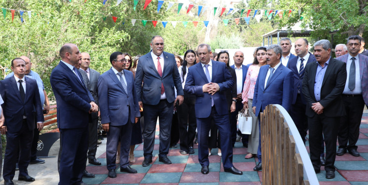 Suraxanı Rayon İcra Hakimiyyətinin başçısı Adil Əliyev Qaraçuxur qəsəbəsində həyata keçirilən abadlıq və yenidənqurma işləri ilə tanış olub
