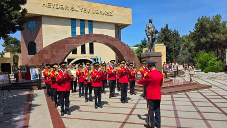 Suraxanıda “Heydər Əliyev -Unudulmaz lider” adlı foto-xalça sərgisi və konsert proqramı təşkil olunub