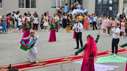 Suraxanı Rayon İcra Hakimiyyətinin başçısı Əziz Əzizov 87 saylı tam orta məktəbdə "Son zəng" tədbirində iştirak edib