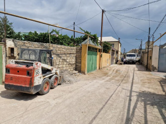 Sürətlə abadlaşan Əmircan qəsəbəsində də genişmiqyaslı abadlıq-quruculuq layihəsi çərçivəsində asfaltlama işləri aparılır