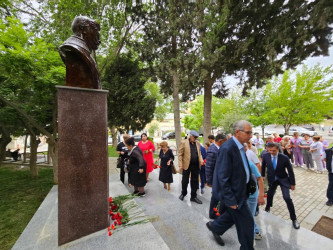 Abbasqulu Ağa Bakıxanovun anadan olmasının 229 illiyi münasibətilə  büstü ziyarət olunub