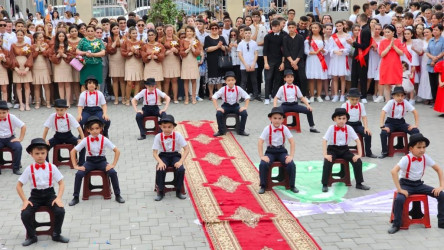 Suraxanı Rayon İcra Hakimiyyətinin başçısı Əziz Əzizov 87 saylı tam orta məktəbdə "Son zəng" tədbirində iştirak edib