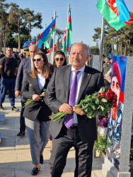 Anım Günü ilə əlaqədar Fəxri Xiyabanda Şəhidlərin məzarı ziyarət olununaraq gül dəstələri düzülüb