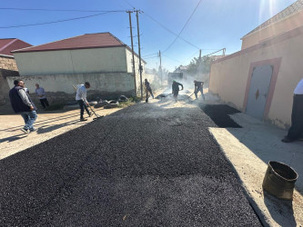 Vətəndaşların rahat və maneəsiz gediş-gəlişini təmin etmək məqsədilə hazırda Hövsan qəsəbəsi, Oqtay Şabanov küçəsi 1-ci döngədə asfalt örtüyü salınır