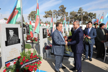 27 sentyabr - Anım Gün ilə əlaqədar Fəxri Xiyabanda Şəhidlərin məzarı ziyarət olunaraq gül dəstələri düzülüb, onların əziz xatirəsi ehtiramla yad edilərək dualar oxunub.