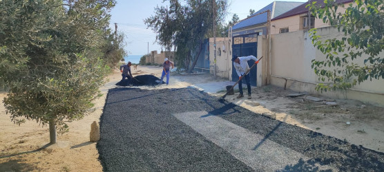 Vətəndaşların rahat və maneəsiz gediş-gəlişini təmin etmək məqsədilə hazırda Hövsan qəsəbəsi, Oqtay Şabanov küçəsi 1-ci döngədə asfalt örtüyü salınır