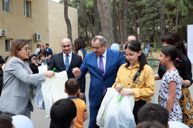 Suraxanı rayonunda yeni tədris ilinin başlanması münasibətilə şəhid və qazilərin məktəbli övladlarına, evdə təhsil alan, fiziki və əqli qüsurlu aztəminatlı rayon məktəblilərinə məktəb ləvazimatları, çantaları və məktəbli formaları hədiyyə edilib