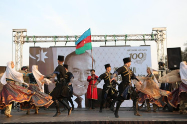 “Atəşgah məbədi” Dövlət Tarix-Memarlıq Qoruğunda möhtəşəm konsert proqramı və atəşfəşanlıq keçirilib