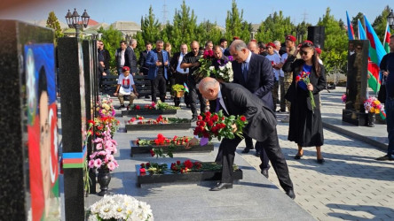 Binə qəsəbə qəbiristanlığındakı Şəhidlər Xiyabanında Şəhidlərin məzarı ziyarət olununaraq gül dəstələri düzülüb, onların əziz xatirəsi ehtiramla yad edilərək dualar oxunub