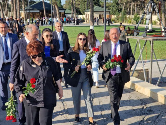 Anım Günü ilə əlaqədar Fəxri Xiyabanda Şəhidlərin məzarı ziyarət olununaraq gül dəstələri düzülüb