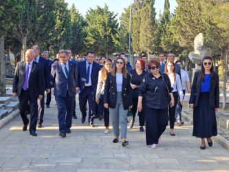 Anım Günü ilə əlaqədar Fəxri Xiyabanda Şəhidlərin məzarı ziyarət olununaraq gül dəstələri düzülüb