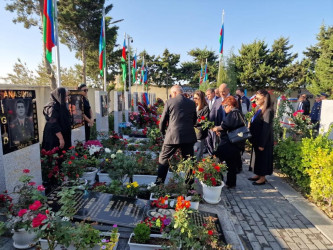 Anım Günü ilə əlaqədar Fəxri Xiyabanda Şəhidlərin məzarı ziyarət olununaraq gül dəstələri düzülüb