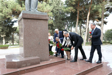 Suraxanı Rayon İcra Hakimiyyətinin başçısı Adil Əliyev “Heydər Əliyev irsinin öyrədilməsi” dərsləri çərçivəsində “Azərbaycanın dövlətçilik tarixi: “Zamana sığmayan Liderin Naxçıvandan başlanan tarixi missiyası” mövzusunda görüşdə iştirak edib