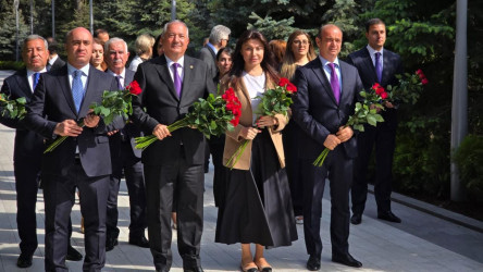 Mayın 10-da Ümummilli Lider Heydər Əliyevin anadan olmasının 101-ci ildönümü münasibətilə Suraxanı Rayon İcra Hakimiyyətinin başçısı Əziz Əzizov, müavinləri və şöbə müdirləri Fəxri xiyabanda Ulu Öndərin məzarını ziyarət edib, abidə önünə gül dəstələri düzüblər