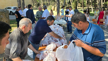 Suraxanı rayonunda Qurban bayramı münasibətilə Rayon İcra Hakimiyyətinin təşkilatçılığı ilə kəsilən qurbanlar 2-3 kq olmaqla 2000-dən çox aztəminatlı ailələrə, Şəhid və qazi ailələrinə, xüsusi qayğıya ehtiyacı olan əlillərə və autizm sindromlu vətəndaşlara paylanılıb