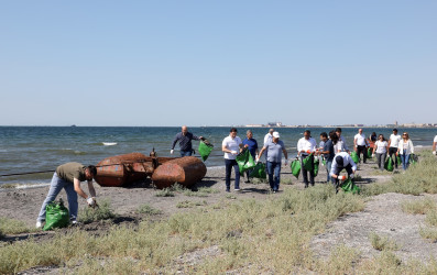 “Təmiz ölkəm” devizi altında keçirilən Ümumrespublika Təmizlik Marafonu çərçivəsində Xəzər dənizinin Suraxanı rayonu Hövsan sahili tullantılardan təmizlənib