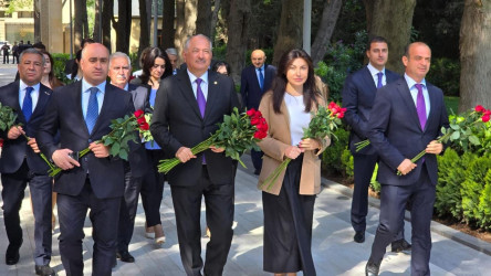 Mayın 10-da Ümummilli Lider Heydər Əliyevin anadan olmasının 101-ci ildönümü münasibətilə Suraxanı Rayon İcra Hakimiyyətinin başçısı Əziz Əzizov, müavinləri və şöbə müdirləri Fəxri xiyabanda Ulu Öndərin məzarını ziyarət edib, abidə önünə gül dəstələri düzüblər