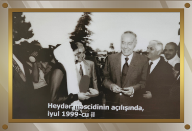 Heydər məscidinin açılışı iyul 1999-cu il.png