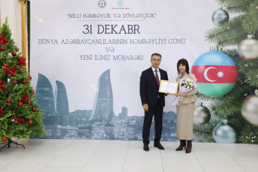 31 Dekabr - Dünya Azərbaycanlılarının Həmrəyliyi Günü və Yeni il bayramı münasibətilə rayonun ictimai həyatında fəal iştirakına görə bir qrup şəxs Rayon İcra Hakimiyyəti başçısının və YAP Suraxanı Rayon Təşkilatının Fəxri Fərmanları ilə təltif olunublar