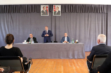 Suraxanı Rayon İcra Hakimiyyətinin başçısı Adil Əliyevin vətəndaşlarla növbəti səyyar görüşü iyunun 3-də Qaraçuxur qəsəbəsində yerləşən 275 saylı tam orta ümumtəhsil məktəbində keçirilib