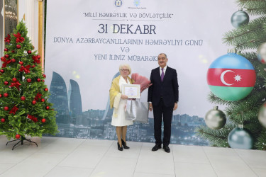 31 Dekabr - Dünya Azərbaycanlılarının Həmrəyliyi Günü və Yeni il bayramı münasibətilə rayonun ictimai həyatında fəal iştirakına görə bir qrup şəxs Rayon İcra Hakimiyyəti başçısının və YAP Suraxanı Rayon Təşkilatının Fəxri Fərmanları ilə təltif olunublar