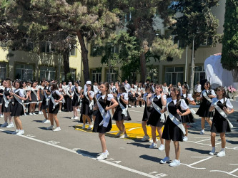 Bu gün ümumtəhsil müəssisələrində “Son zəng” çalınıb Bu münasibətlə Suraxanı rayonunun bütün məktəblərində “Son zəng” tədbirlərində Rayon İcra Hakimiyyəti başçısı Aparatının, qəsəbə inzibati ərazi dairələri üzrə nümayəndəliklərin və bələdiyyələrin məsul əməkdaşları iştirak edərək Rayon İcra Hakimiyyəti başçısının təbriklərini çatdırıblar.