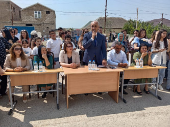 Rayon İcra Hakimiyyətinin baçşısı Adil Əliyev “Son zəng” münasibətilə məzunları təbrik edib