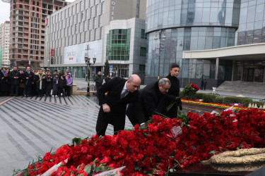 Suraxanı Rayon İcra Hakimiyyəti olaraq bu gün rayon ictimaiyyəti ilə birgə Xocalı soyqırımı abidəsini ziyarət etdik.