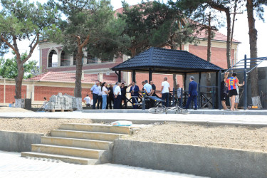 Yeni Suraxanı qəsəbəsində aparılan abadlıq işləri çərçivəsində qəsəbədə yerləşən istirahət parkında da əsaslı  yenidənqurma işləri davam edir