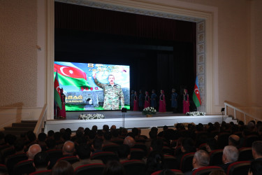 Suraxanıda “Konstitusiya və Suverenlik İli” çərçivəsində Şanlı tariximizin ən şərəfli və qürurverici səhifələrinə həkk olunmuş 8 noyabr – Zəfər gününün 5-ci ildönümü münasibətilə “Zəfər Bayrağına düzlən!” adlı vətənpərvərlik tədbiri keçirilib
