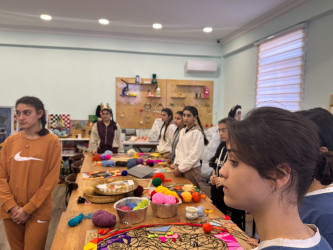 31 Dekabr - Dünya Azərbaycanlılarının Həmrəyliyi Günü və Yeni il bayramı münasibətilə Suraxanı Rayon İcra Hakimiyyətinin başçısı Adil Əliyev və müavinləri "Azərbaycan Uşaqları" İctimai Birliyinin nəzdində 2007-ci ildən fəaliyyət göstərən Uşaq Sığınacağı - Reinteqrasiya Mərkəzinin sakinlərini ziyarət ediblər