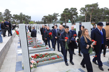 Suraxanı Rayon İcra Hakimiyyətinin başçısı Adil Əliyev, müavinləri və şöbə müdirləri 27 sentyabr - Anım Günü ilə əlaqədar Fəxri Xiyabanda Şəhidlərin məzarını ziyarət edərək gül dəstələri düzüb, onların əziz xatirəsini ehtiramla yad ediblər