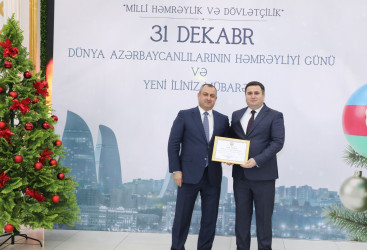 31 Dekabr - Dünya Azərbaycanlılarının Həmrəyliyi Günü və Yeni il bayramı münasibətilə rayonun ictimai həyatında fəal iştirakına görə bir qrup şəxs Rayon İcra Hakimiyyəti başçısının və YAP Suraxanı Rayon Təşkilatının Fəxri Fərmanları ilə təltif olunublar