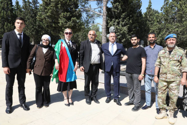 Suraxanı Rayon İcra Hakimiyyətinin başçısı Adil Əliyev, müavinləri və sektor müdirləri 27 sentyabr - Anım Günü ilə əlaqədar Fəxri Xiyabanda Şəhidlərin məzarını ziyarət edərək gül dəstələri düzüb, onların əziz xatirəsini ehtiramla yad ediblər