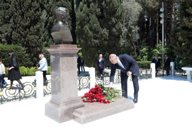 Suraxanı RİH kollektivi  Fəxri xiyabanda Ulu Öndər Heydər Əliyevin məzarını ziyarət edib