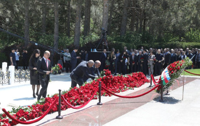 Suraxanı RİH kollektivi  Fəxri xiyabanda Ulu Öndər Heydər Əliyevin məzarını ziyarət edib
