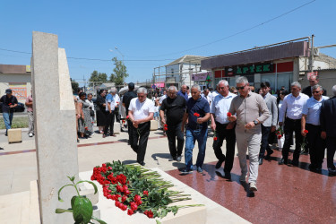 Suraxanı rayonunda Heydər Əliyevin hakimiyyətə birinci gəlişinin 56-cı ildönümü münasibətilə Suraxanı rayonu, Yeni Suraxanı qəsəbəsi, 14 İyul küçəsində Ulu öndərin siyasi hakimiyyətə gəlişini əks etdirən Xatirə kompleksi ziyarət olunub.