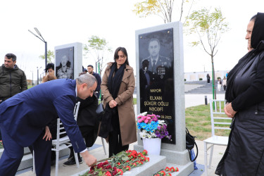Suraxanı Rayon İcra Hakimiyyətinin başçısı Adil Əliyev, müavinləri və şöbə müdirləri 27 sentyabr - Anım Günü ilə əlaqədar Fəxri Xiyabanda Şəhidlərin məzarını ziyarət edərək gül dəstələri düzüb, onların əziz xatirəsini ehtiramla yad ediblər