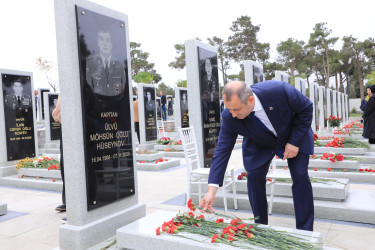 Suraxanı Rayon İcra Hakimiyyətinin başçısı Adil Əliyev, müavinləri və şöbə müdirləri 27 sentyabr - Anım Günü ilə əlaqədar Fəxri Xiyabanda Şəhidlərin məzarını ziyarət edərək gül dəstələri düzüb, onların əziz xatirəsini ehtiramla yad ediblər