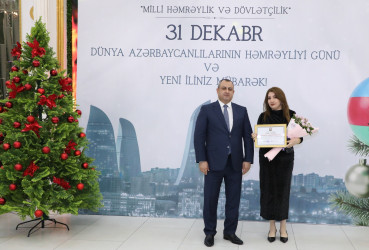 31 Dekabr - Dünya Azərbaycanlılarının Həmrəyliyi Günü və Yeni il bayramı münasibətilə rayonun ictimai həyatında fəal iştirakına görə bir qrup şəxs Rayon İcra Hakimiyyəti başçısının və YAP Suraxanı Rayon Təşkilatının Fəxri Fərmanları ilə təltif olunublar