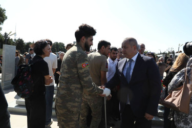 Suraxanı Rayon İcra Hakimiyyətinin başçısı Adil Əliyev, müavinləri və sektor müdirləri 27 sentyabr - Anım Günü ilə əlaqədar Fəxri Xiyabanda Şəhidlərin məzarını ziyarət edərək gül dəstələri düzüb, onların əziz xatirəsini ehtiramla yad ediblər