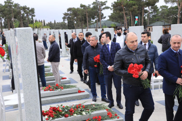 Suraxanı Rayon İcra Hakimiyyətinin başçısı Adil Əliyev, müavinləri və şöbə müdirləri 27 sentyabr - Anım Günü ilə əlaqədar Fəxri Xiyabanda Şəhidlərin məzarını ziyarət edərək gül dəstələri düzüb, onların əziz xatirəsini ehtiramla yad ediblər