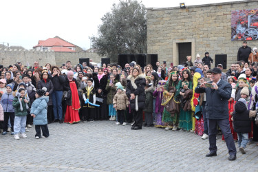 Baharın gəlişinin carçısı olan Novruz bayramı Suraxanı rayonunda böyük izdihamla qeyd olunub. Martın 17-də “Atəşgah məbədi” Dövlət Tarix-Memarlıq Qoruğunda Suraxanı Rayon İcra Hakimiyyətinin təşkilatçılığı ilə “Şəhərsalma və Memarlıq İli” çərçivəsində “Baharın memarlıq izi” adlı Novruz Festivalı keçirilib