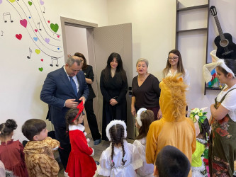 31 Dekabr - Dünya Azərbaycanlılarının Həmrəyliyi Günü və Yeni il bayramı münasibətilə Suraxanı Rayon İcra Hakimiyyətinin başçısı Adil Əliyev və müavinləri "Azərbaycan Uşaqları" İctimai Birliyinin nəzdində 2007-ci ildən fəaliyyət göstərən Uşaq Sığınacağı - Reinteqrasiya Mərkəzinin sakinlərini ziyarət ediblər