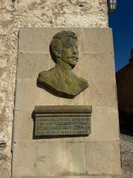 Suraxanı RİH başçısı Adil Əliyev görkəmli Azərbaycan tarixçisi, şair, yazıçı, mütəfəkkir və maarifçi Abbasqulu ağa Bakıxanovun Əmircan qəsəbəsində yerləşən evində yaranmış qəzalı vəziyyətlə əlaqədar əraziyə baxış keçirib