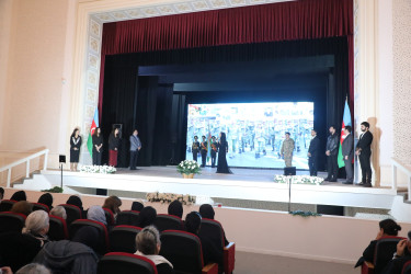 Suraxanıda “Konstitusiya və Suverenlik İli” çərçivəsində Şanlı tariximizin ən şərəfli və qürurverici səhifələrinə həkk olunmuş 8 noyabr – Zəfər gününün 5-ci ildönümü münasibətilə “Zəfər Bayrağına düzlən!” adlı vətənpərvərlik tədbiri keçirilib